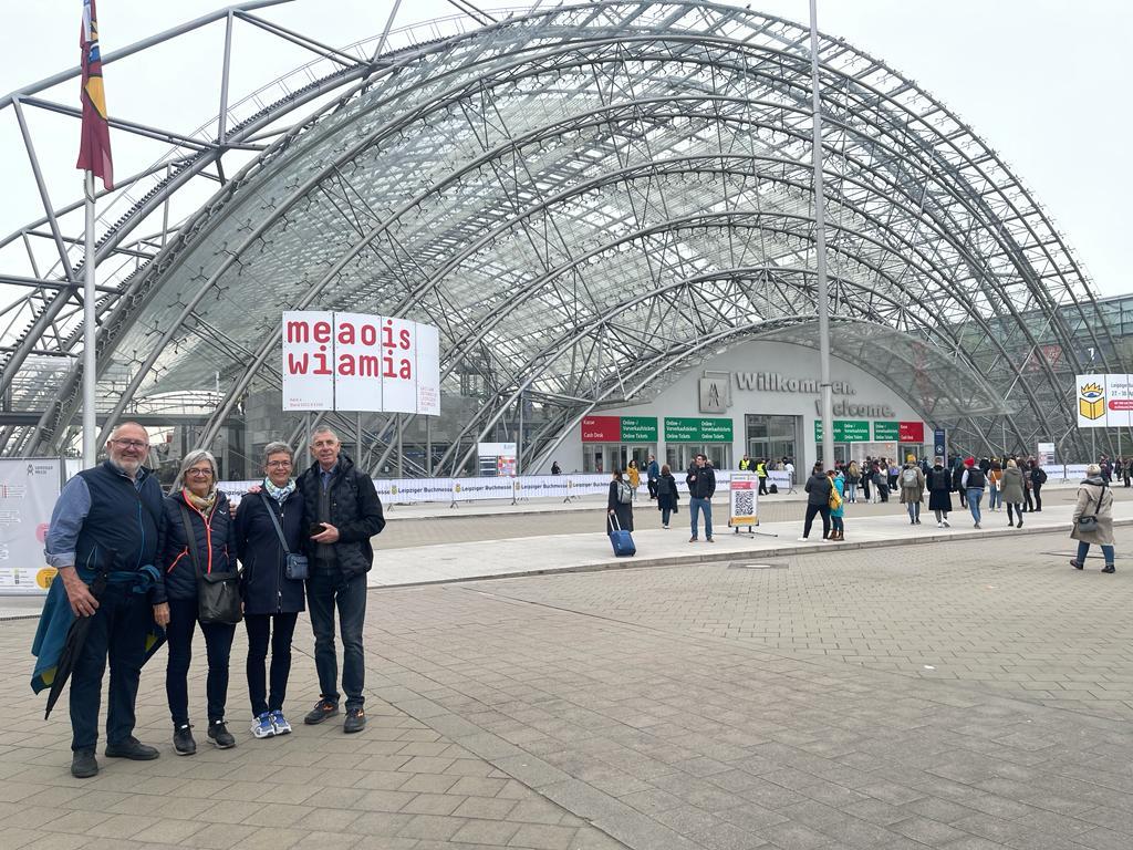 Die Delegation der Stadtgemeinde vor der Glashalle in Leipzig