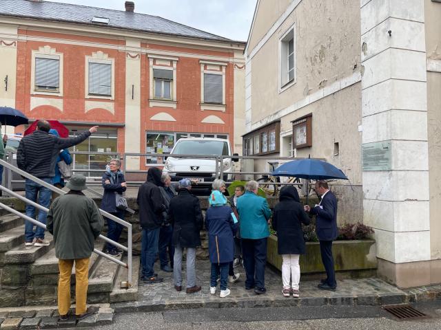 Führende Vertreter der Gemeinde machen sich ein Bild