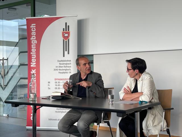 Ernst Strouhal mit Moderatorin